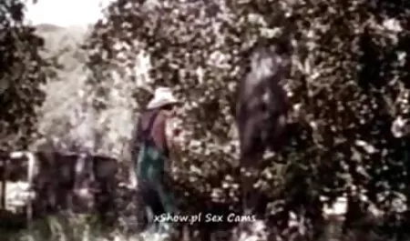 ઇટાલિયન દેવી સેક્સી રેડ અંગૂઠા ડબલ્સ ડાઉનલોડ