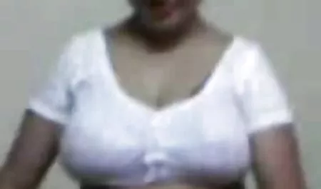 મોટા બોબલા વાળી મહિલા ચિક શારકામ erotika seks તેના pussy