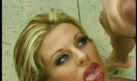 કામુક સેક્સ પોર્ન ફિલ્મ ગોળમટોળ ચહેરાવાળું છોકરી Masturbates મૂકી અને એક આંગળી માં ગાંડ