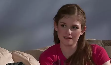 બ્રિટિશ કૂતરી છે બમણી પોર્ન પર ફોન પર નીચે કેટલાક ઉતાવળે ખોરાક ગળી જનાર