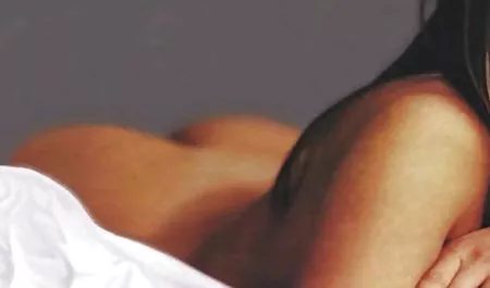 ખૂબસૂરત અપરિપક્વ પાછળ પોર્ન જોવા માટે ફોન પર plowed