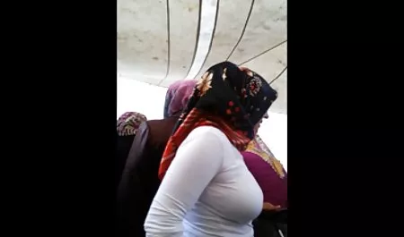 નાના સેક્સ અને એરોટિકા લોકો વાળ વાળી છોકરી Masturbates બાથરૂમમાં