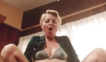 ગોળમટોળ ચહેરાવાળું દંપતિ વાહિયાત ફ્લોર પોર્ન વાળ વાળુ પર