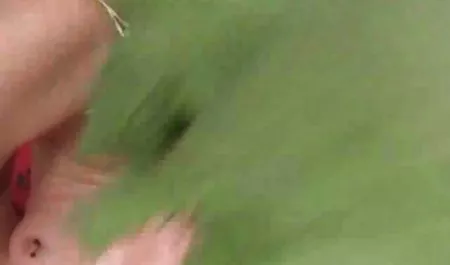 Sizzling એરોટિકા વિડિઓ ડાઉનલોડ હોટ શ્યામા બાળક સાથે રમે છે તેના Pussy