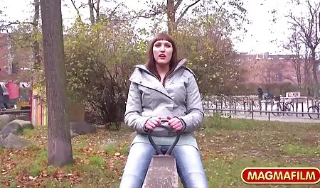 તે તેને પોર્ન વીડિયો ફરજ પડી પ્રેમ કરે છે ત્યારે હું ઝલક અને suck તેના આંગળીઓ