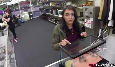 Deepthroat ટોટી અને સ્તનની ડીંટી પોર્ન વીડિયો સાથે મોટી ડિંટ્ડી